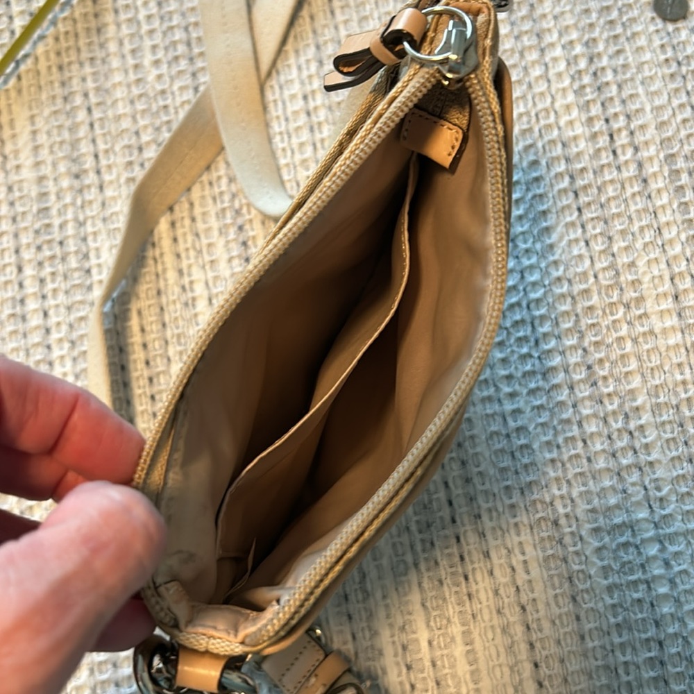 Small vintage Coach crossbody. - Picture 6 of 10
